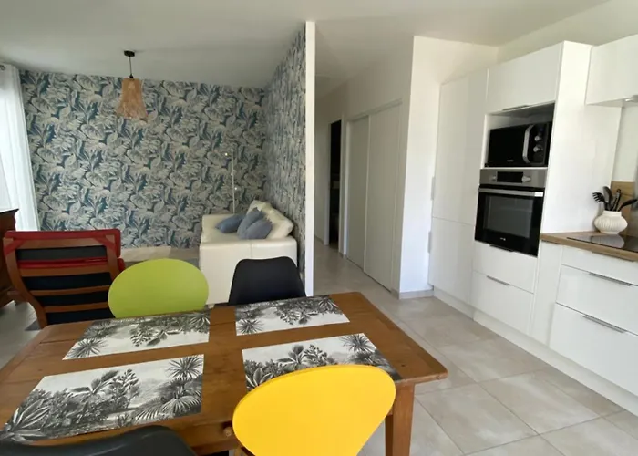 A 200 M De L'ocean De *